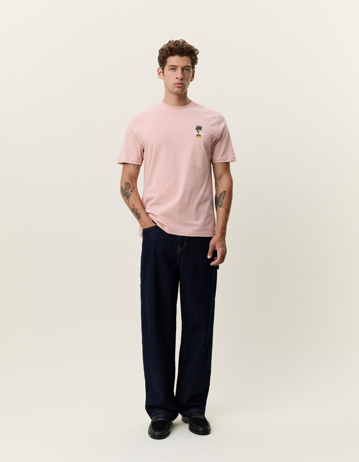 Flower Trophy T-shirt imprimé coupe fleurie — Les Deux — Misty Rose Pink — porté, en pied 4 | Appart 17 Bruxelles
