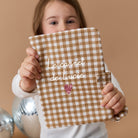 Protège carnet de santé en gaze de coton brodé — Atelier Wagram — Vichy « Amour » — autre vue 2 | Appart 17 Bruxelles