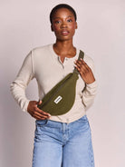 Hindbag Olivia Sac banane d'hiver, tartan ou effet laine — Hindbag — Effet laine khaki — porté | Appart 17 Bruxelles