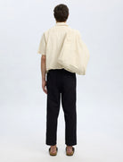 SLH180 RELAXED CROPPED MAGNUS SUN PANT — SELECTED HOMME BLACK — vue de face | Appart 17