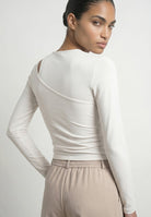 HDJULIA Top moulant asymétrique manches longues White – HYPEDROP | Appart 17
