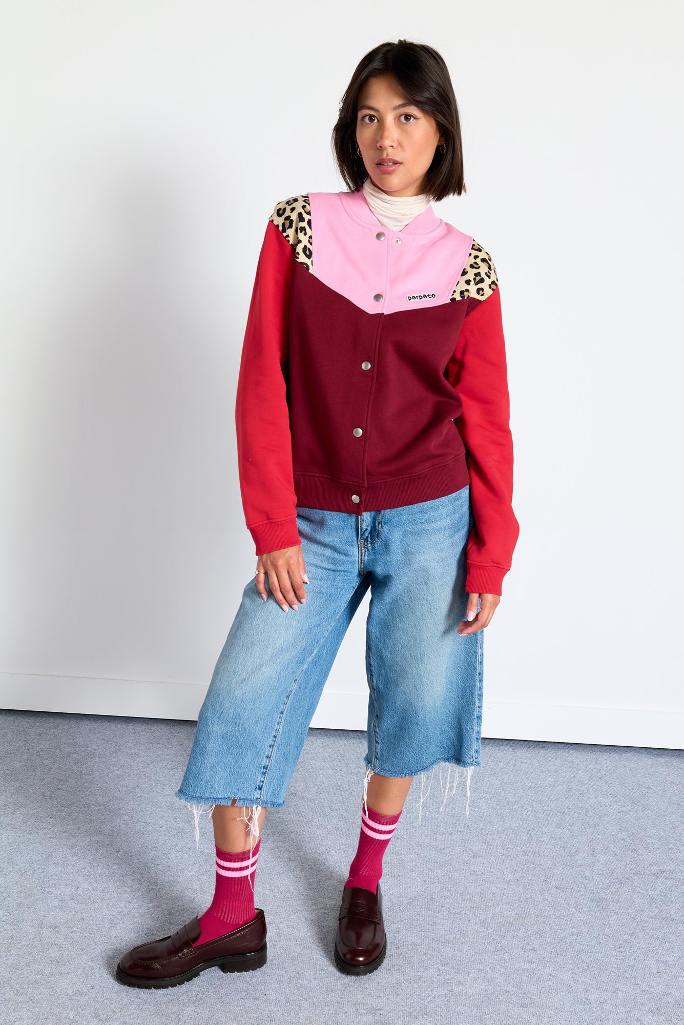 Perpéte Cardigan Jennifer rouge — vue 2 — Perpéte | Appart 17 Bruxelles