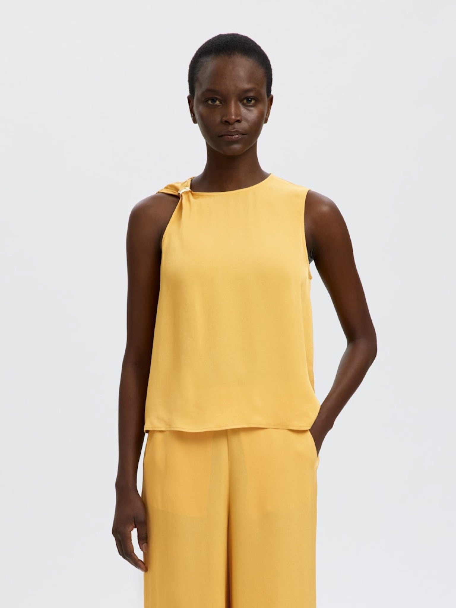 SLFLAURA Top sans manches à finitions Ochre – Selected Femme | Appart 17