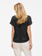 VIENNA RAVENNA Top manches courtes en satin recyclé Black Beauty – VILA | Appart 17
