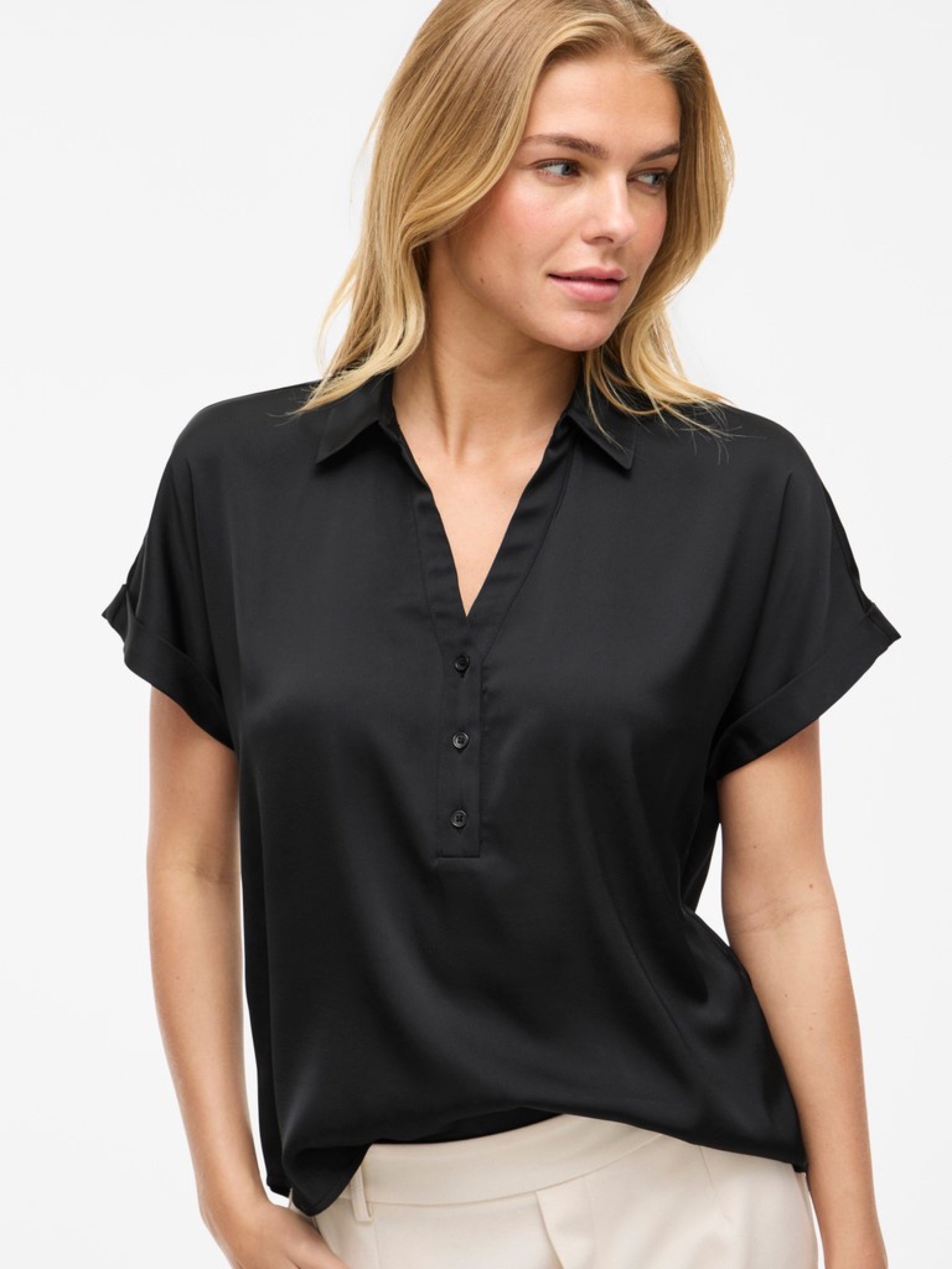 VIENNA RAVENNA Top manches courtes en satin recyclé Black Beauty – VILA | Appart 17