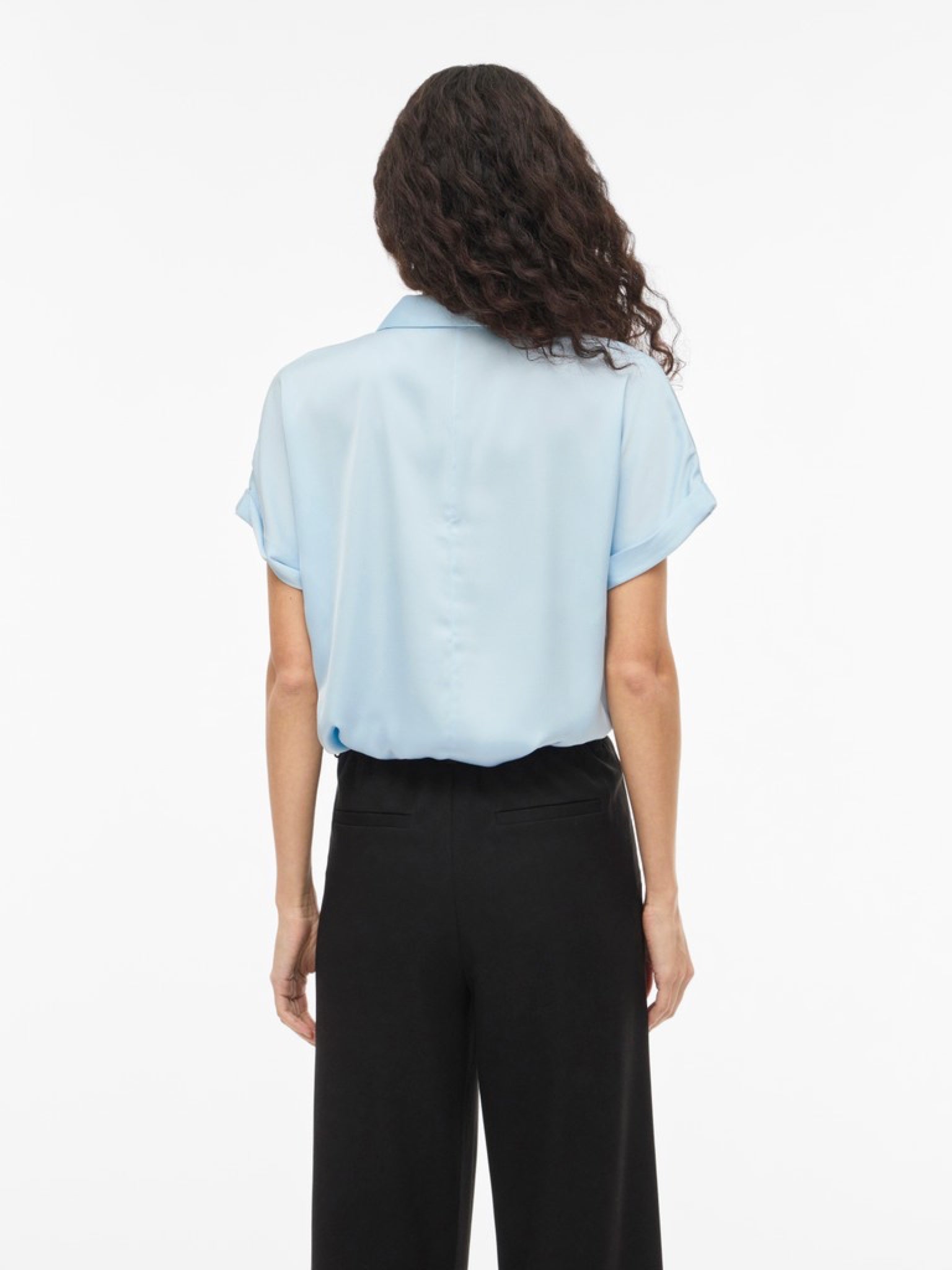 VIENNA RAVENNA Top manches courtes en satin recyclé Nantucket Breeze – VILA | Appart 17
