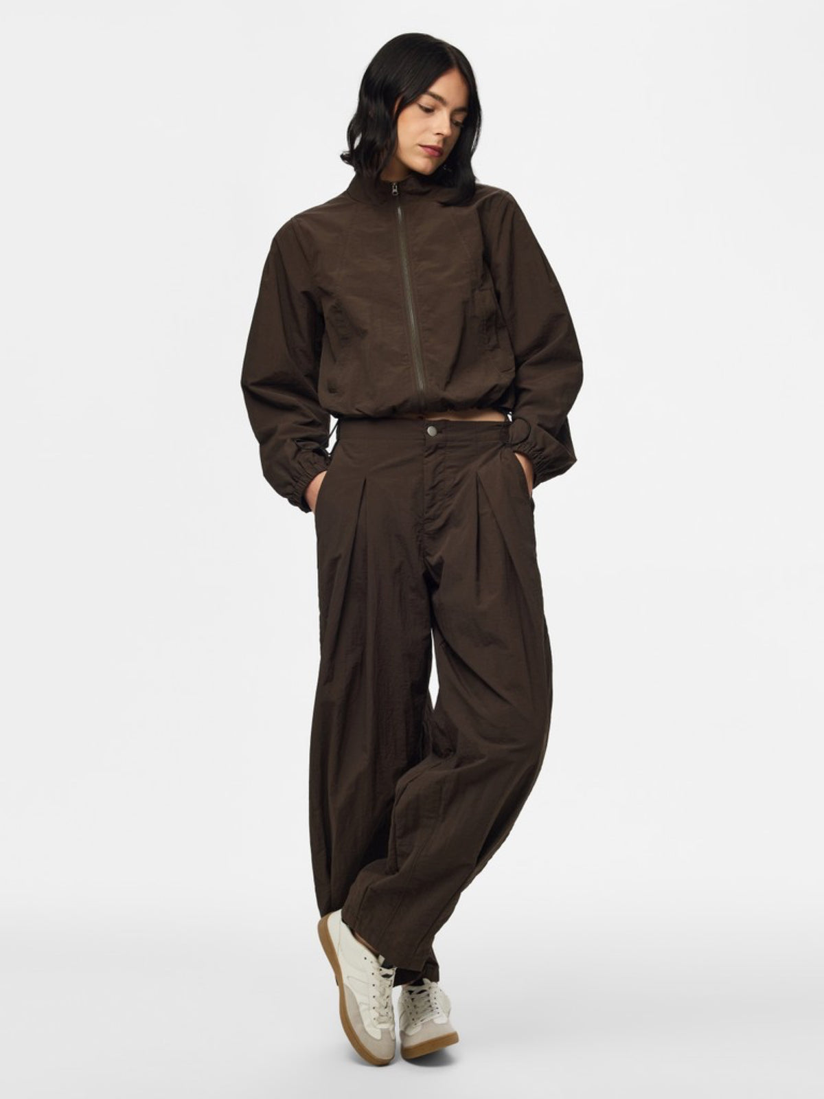 PCJABINA Blouson court zippé col montant à cordons — Pieces — Delicioso — porté 2 | Appart 17 Bruxelles