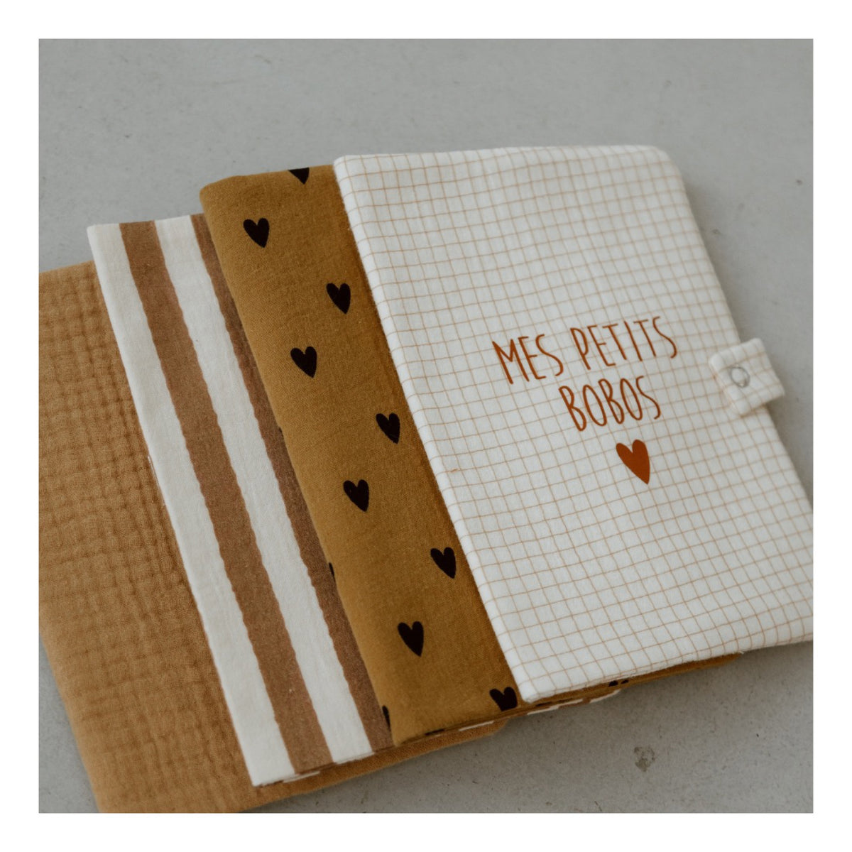 Protège carnet de santé en gaze de coton brodé — Atelier Wagram — Petits carreaux « Carnet de santé » — autre vue 2 | Appart 17 Bruxelles