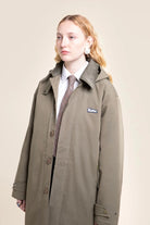 Flotte REUILLY Parka longue imperméable en coton — Flotte — Kaki — porté, buste 2 | Appart 17 Bruxelles