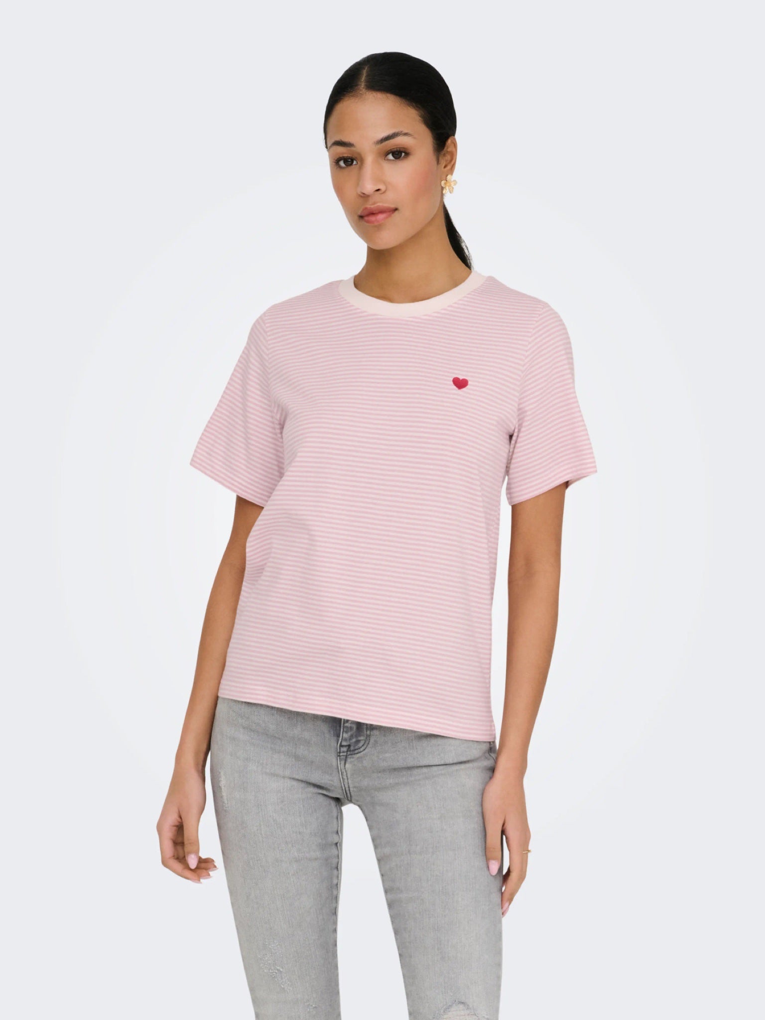 JDYPISA T-shirt col rond en coton bio à imprimé — JDY — Cloud Dancer / Fragrant Lilac Stripes — porté, vue de face | Appart 17 Bruxelles