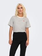 JDYPISA T-shirt col rond en coton bio à imprimé — JDY — Cloud Dancer / Light Grey Stripes — porté, vue de face | Appart 17 Bruxelles