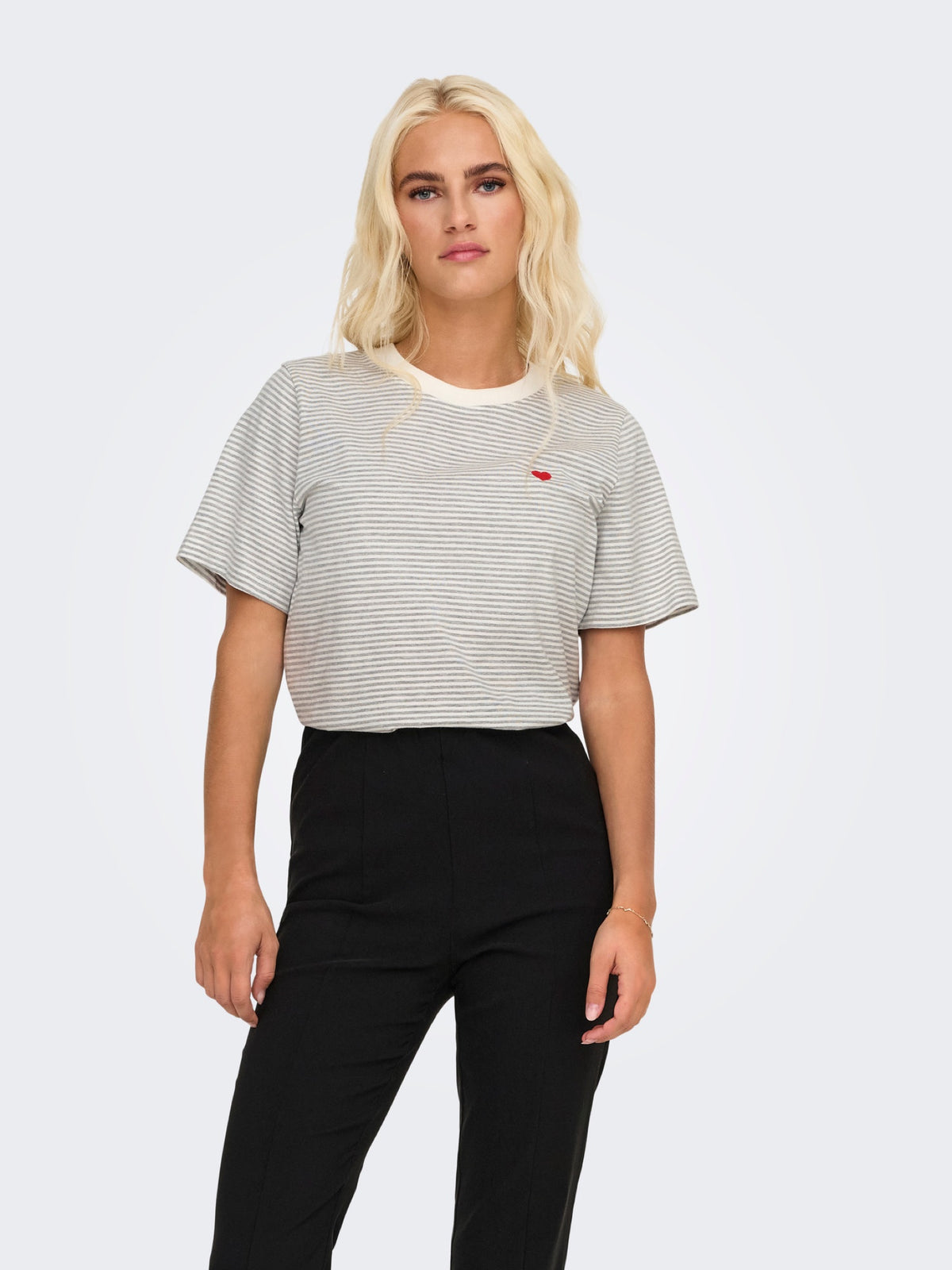 JDYPISA T-shirt col rond en coton bio à imprimé — JDY — Cloud Dancer / Light Grey Stripes — porté, vue de face | Appart 17 Bruxelles