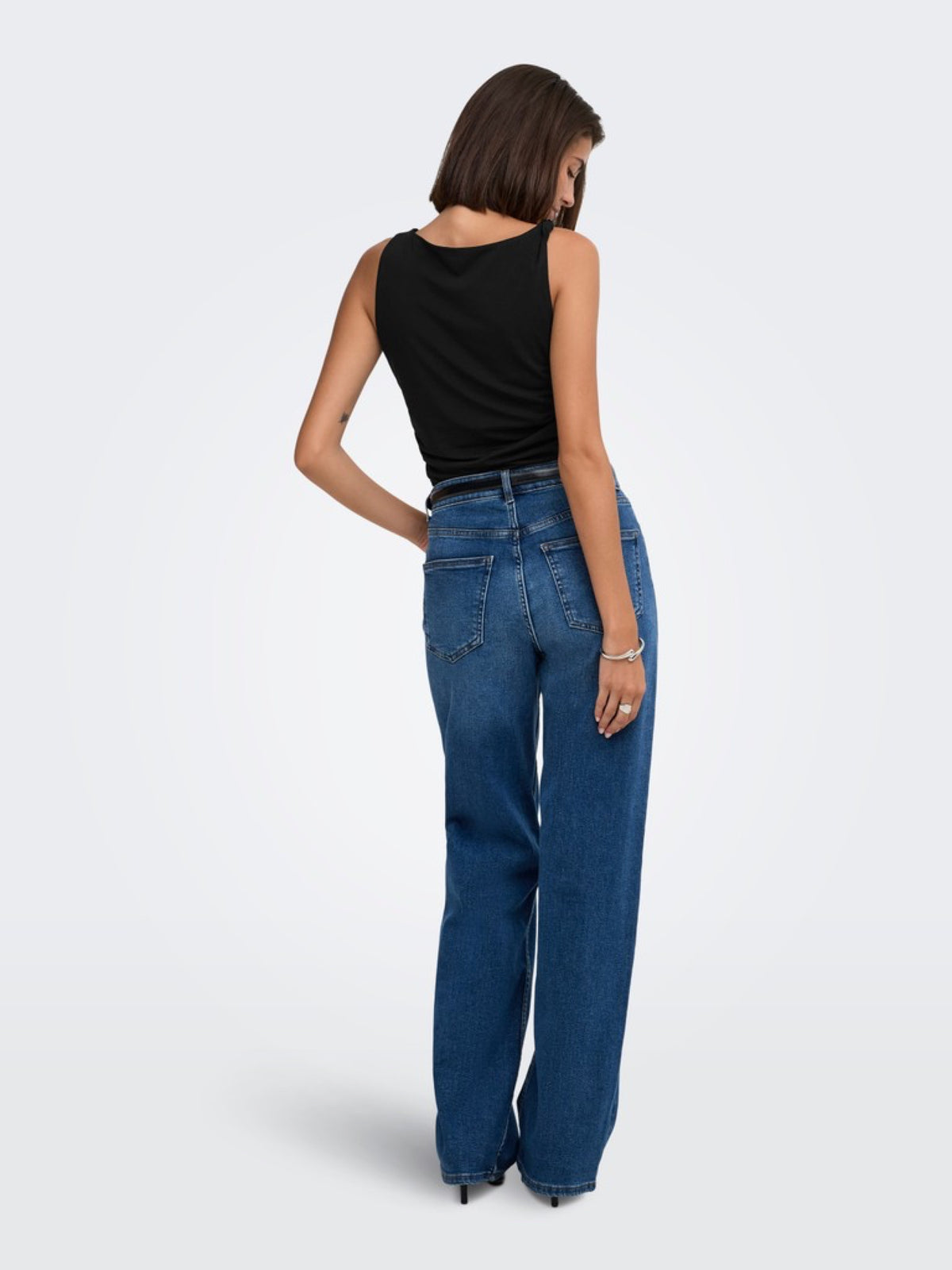 JDYMISTY Top sans manches drapé à encolure asymétrique — JDY — Black — porté 4 | Appart 17 Bruxelles