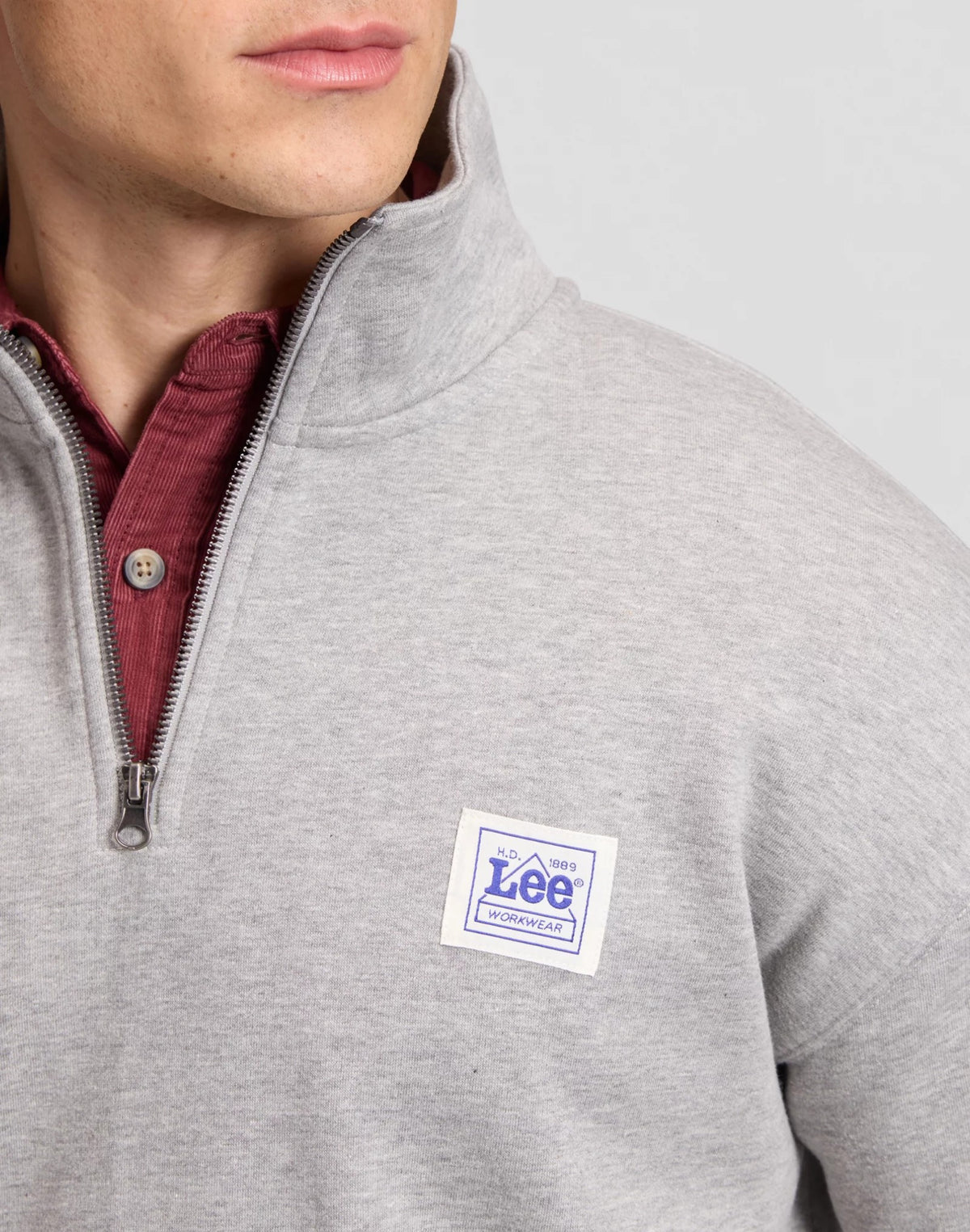 Lee WORKWEAR Sweat col zippé relaxed en molleton brossé — Lee — Grey Mele — détail de l'étiquette Workwear 5 | Appart 17 Bruxelles