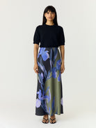 YASPELLA Jupe longue en satin imprimé iris — YAS — Black Etira print — porté | Appart 17 Bruxelles