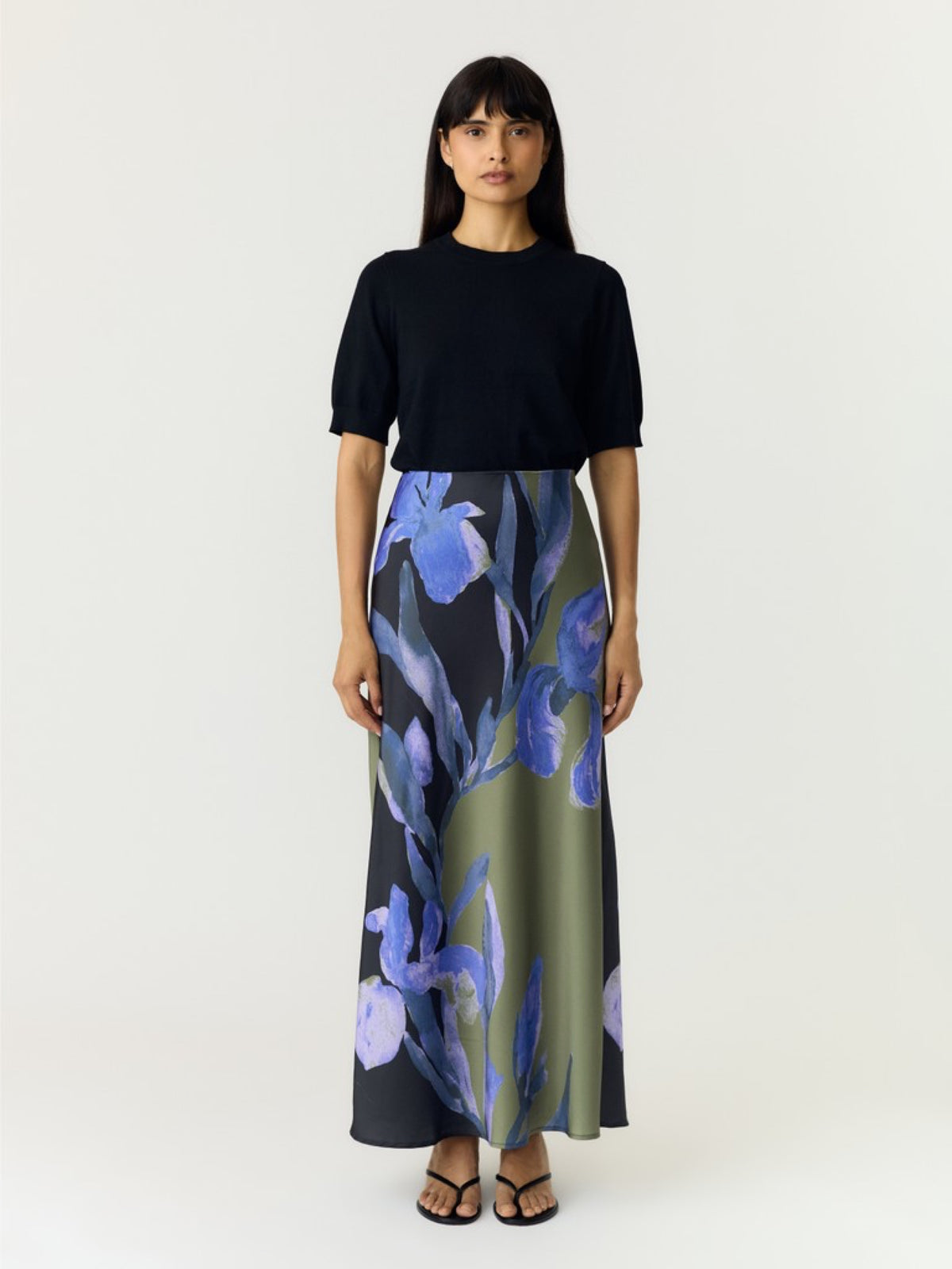 YASPELLA Jupe longue en satin imprimé iris — YAS — Black Etira print — porté | Appart 17 Bruxelles
