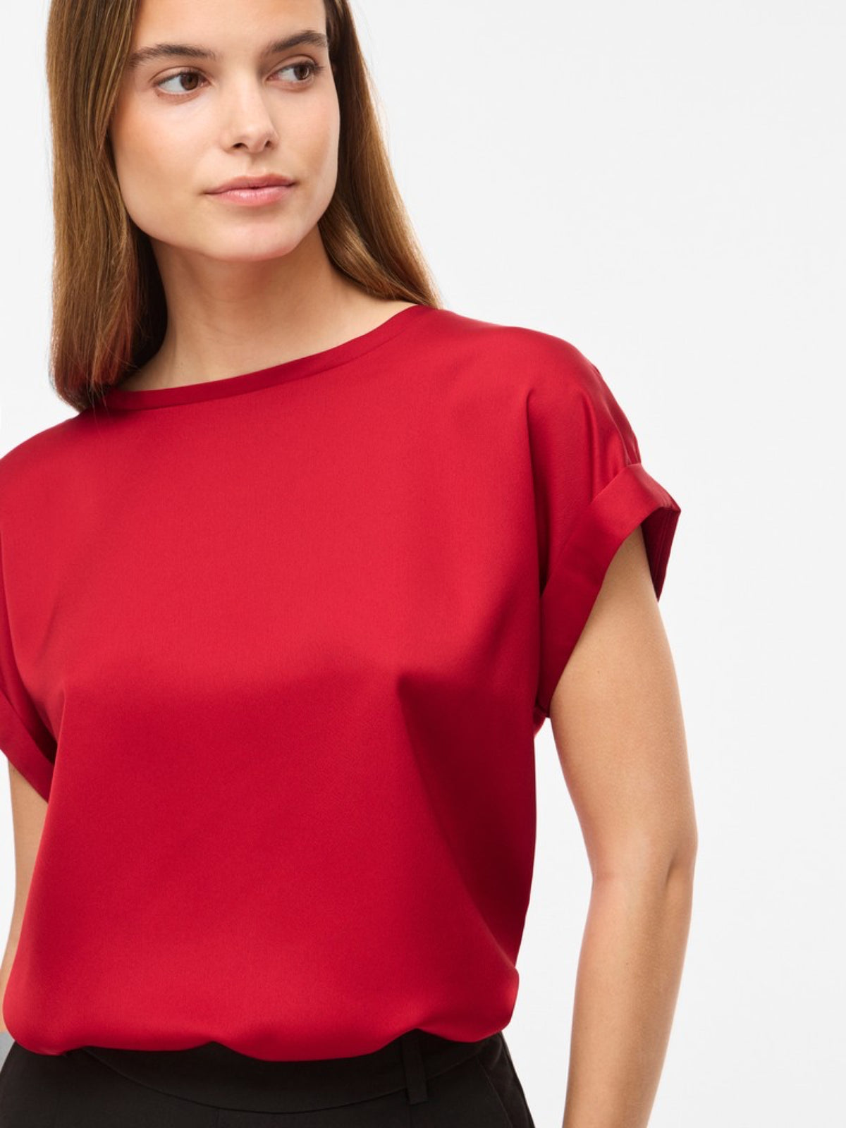 VIELLETTE Blouse Satin Femme Écoresponsable — VILA — Savvy Red — porté, détail | Appart 17 Bruxelles