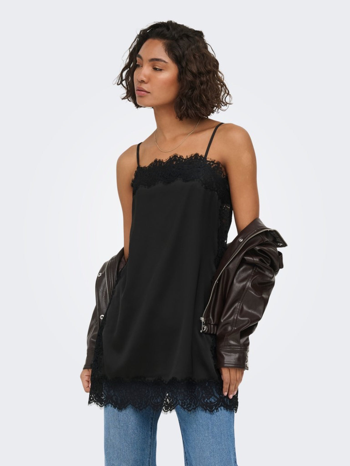 JDYALANA Caraco long satiné à bordures dentelle — JDY — Black — porté, vue de face | Appart 17 Bruxelles