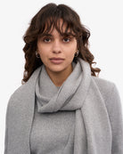 Colorful Standard Merino Wool Scarf Écharpe laine mérinos recyclée — Colorful Standard — Heather Grey — porté, vue de dos 3 | Appart 17 Bruxelles