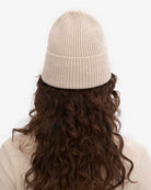 Colorful Standard Merino Wool Beanie Bonnet laine mérinos recyclée — Colorful Standard — Ivory White — porté, vue de dos 4 | Appart 17 Bruxelles