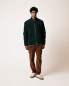 SENONCHE Veste polaire double face à motif jacquard placé — FAGUO — Vert foncé — porté, en pied 2 | Appart 17 Bruxelles