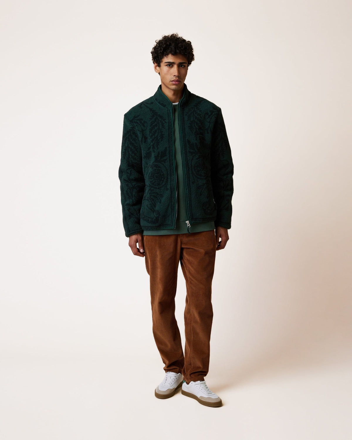 SENONCHE Veste polaire double face à motif jacquard placé — FAGUO — Vert foncé — porté, en pied 2 | Appart 17 Bruxelles