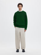 SLMPIM Pull col rond en maille côtelée à manches raglan — Selected Homme — Formal Garden — porté, en pied 2 | Appart 17 Bruxelles