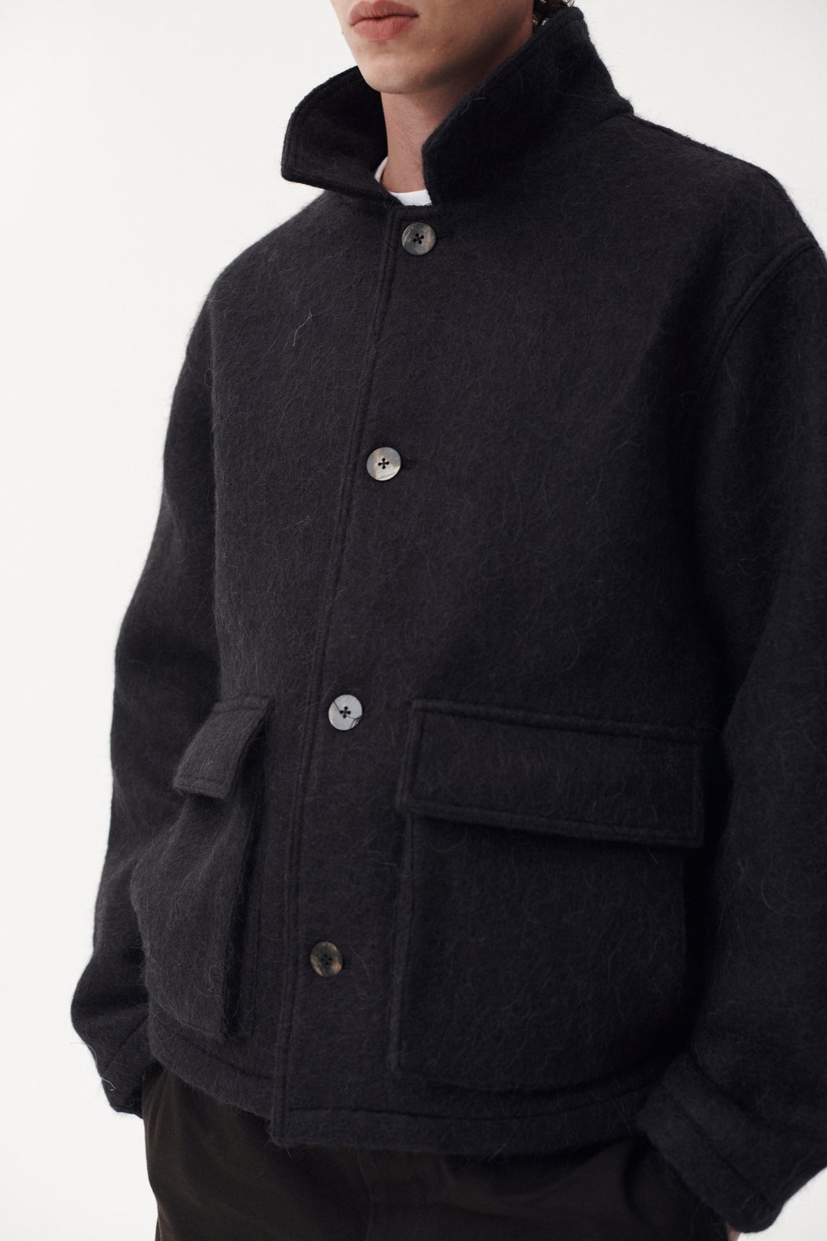 O SHIRT Surchemise en laine fuzzy doublée polaire, déperlante — Welter Shelter — Black — porté 5 | Appart 17 Bruxelles