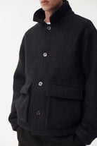 O SHIRT Surchemise en laine fuzzy doublée polaire, déperlante — Welter Shelter — Black — porté 5 | Appart 17 Bruxelles