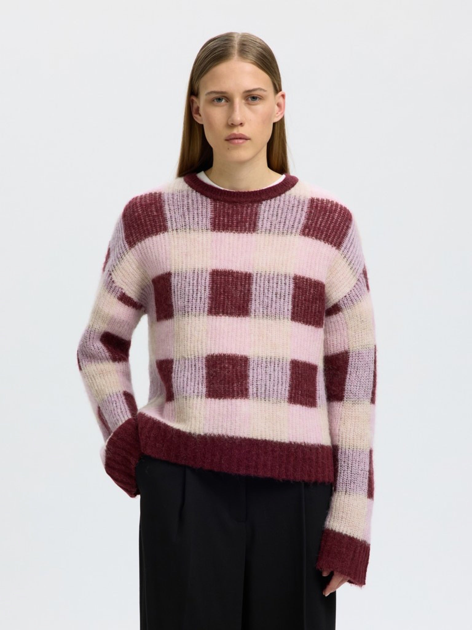 SLWLULU Pull ample à carreaux en laine et alpaga — Selected Femme — Tawny Port Checks — porté | Appart 17 Bruxelles