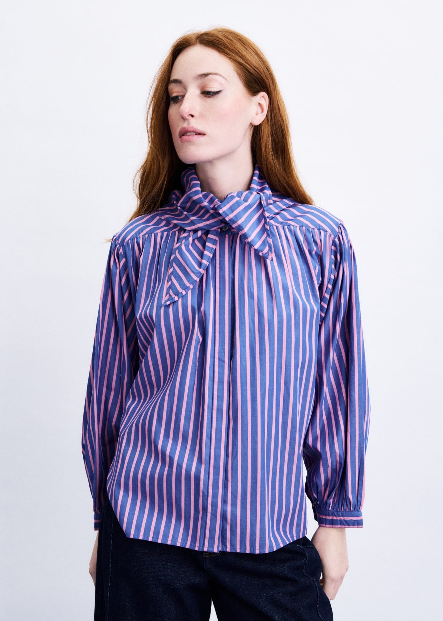 GURI Chemise rayée à col lavallière en coton — FRNCH — Rose — porté, vue de face | Appart 17 Bruxelles