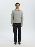 SLMCODY Polo en maille de laine, coupe décontractée — Selected Homme — Light Grey Melange — porté 2 | Appart 17 Bruxelles
