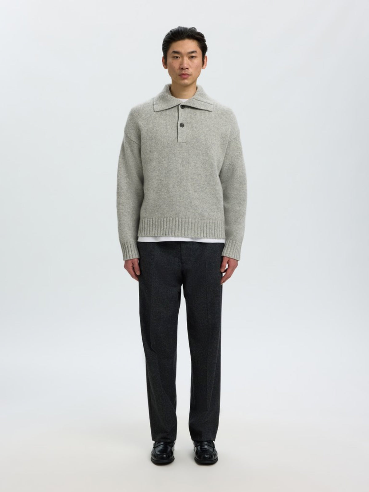 SLMCODY Polo en maille de laine, coupe décontractée — Selected Homme — Light Grey Melange — porté 2 | Appart 17 Bruxelles