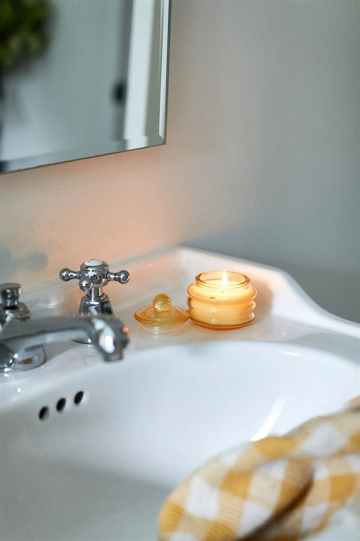 Paddywax Beam Bougie parfumée en verre jaune 85 g — Paddywax — Meyer Lemon — en situation 4 | Appart 17 Bruxelles