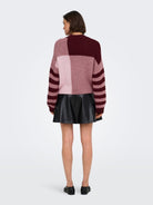JDYKILIAN Pull color block à manches rayées — JDY — Tawny Port — portée de dos, en pied 5 | Appart 17 Bruxelles