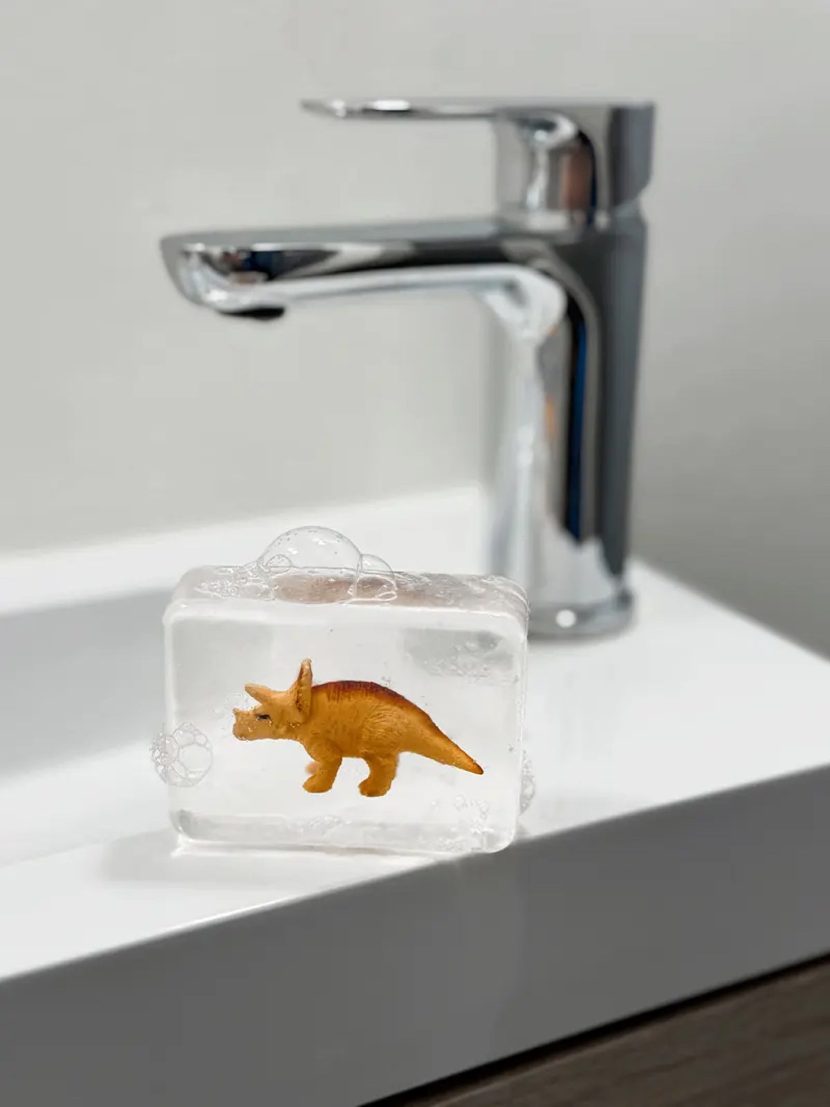 Savon surprise à figurine animal — Ludi Soap — Tricératops — autre vue 2 | Appart 17 Bruxelles