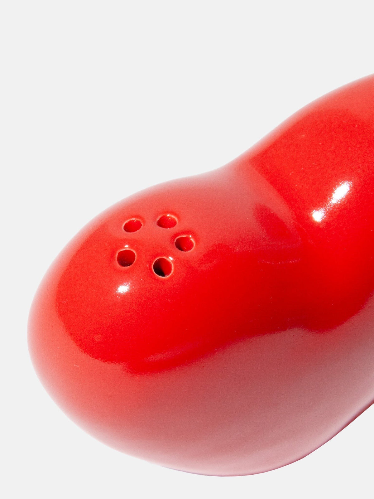 Salière et poivrière cœurs Love en céramique — DOIY — Rouge et rose — détail des trous 4 | Appart 17 Bruxelles