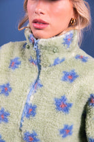 NEOMIE Sweat demi-zip en polaire bouclette à fleurs — Laure plus Max — Blue Flowers — détail de la polaire 4 | Appart 17 Bruxelles