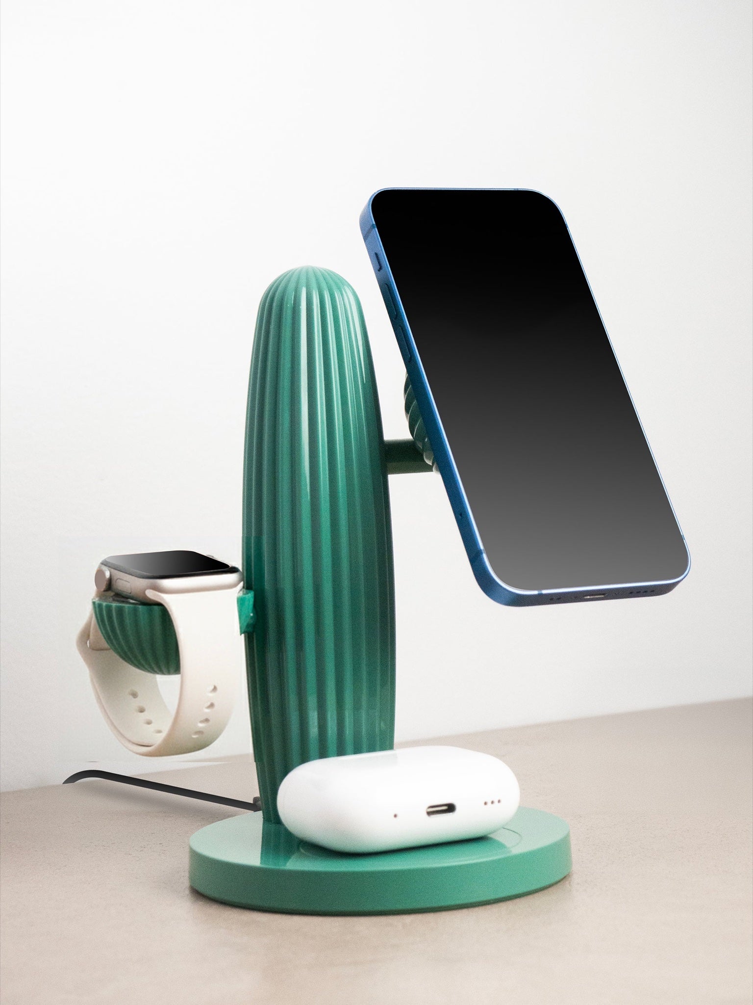 Casyx Le Cactus Chargeur sans fil 3 en 1 — Casyx — Vert — en situation, avec téléphone, montre et écouteurs | Appart 17 Bruxelles