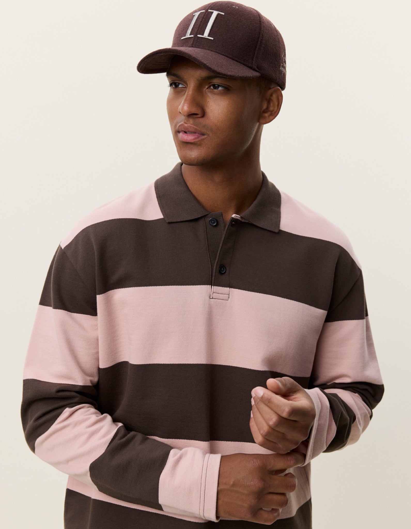 Striped LS Polo à manches longues rayé — Les Deux — Delicioso Brown — porté, de face | Appart 17 Bruxelles