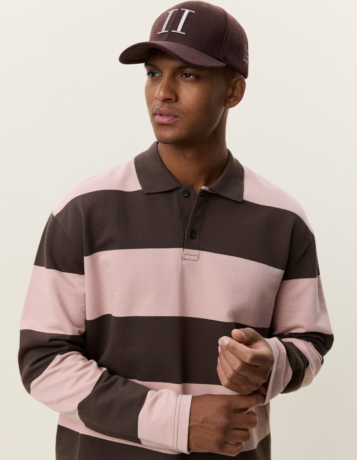 Striped LS Polo à manches longues rayé — Les Deux — Delicioso Brown — porté, de face | Appart 17 Bruxelles