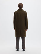 SLMSERGIO Manteau long croisé en laine recyclée Manteco — Selected Homme — Peat — porté, de dos 3 | Appart 17 Bruxelles
