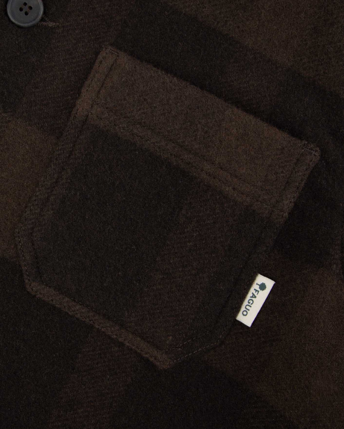 LORGE Veste workwear en lainage italien, poches plaquées — FAGUO — Marron & taupe à carreaux — gros plan matière 4 | Appart 17 Bruxelles