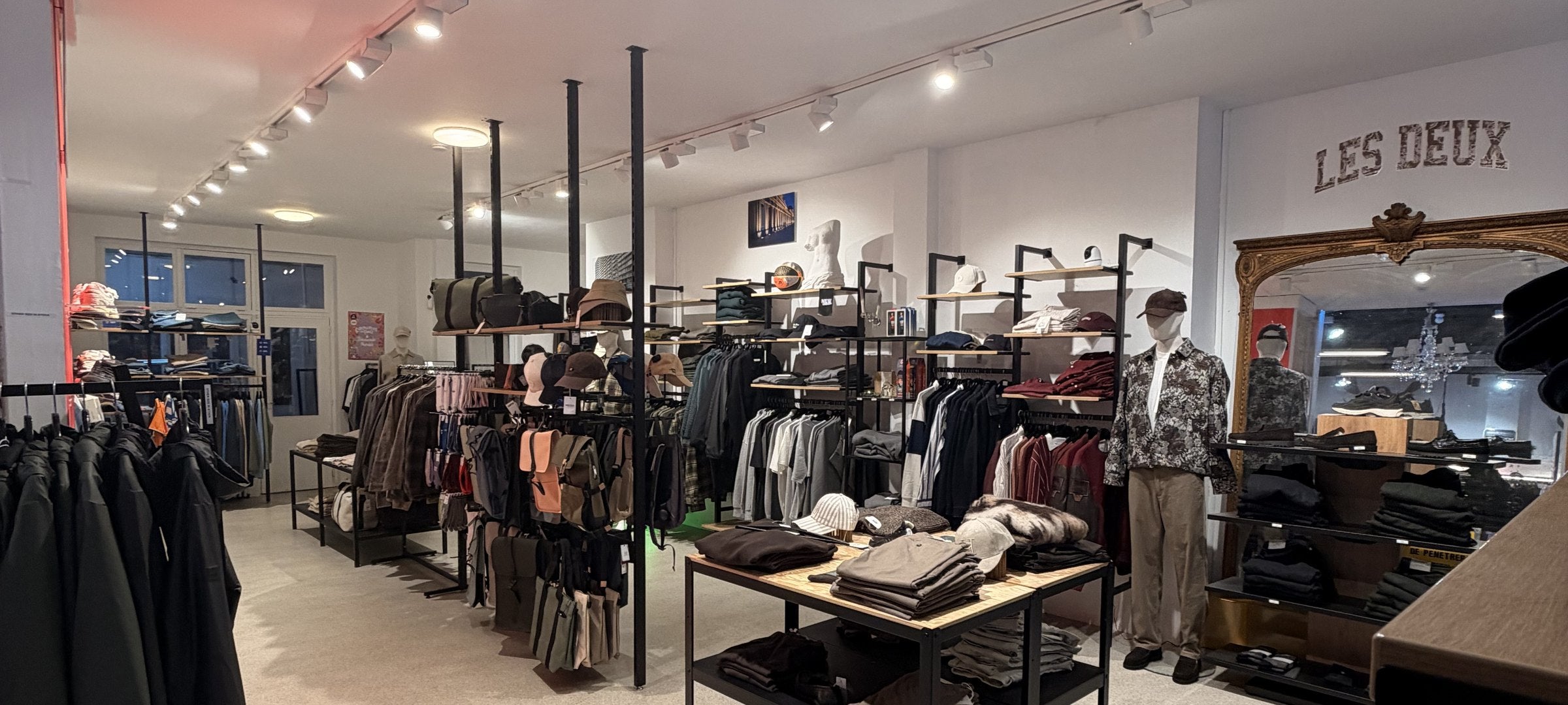 Intérieur de la boutique homme Appart 17, rue des Grands Carmes à Bruxelles