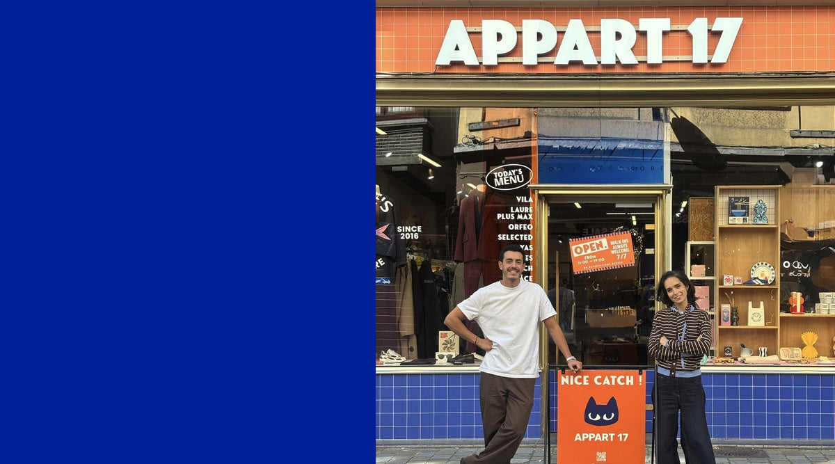 L'équipe d'Appart 17 devant la boutique, rue des Grands Carmes à Bruxelles
