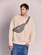 Hindbag Olivia Sac banane d'hiver, tartan ou effet laine — Hindbag — Effet laine granite — porté | Appart 17 Bruxelles