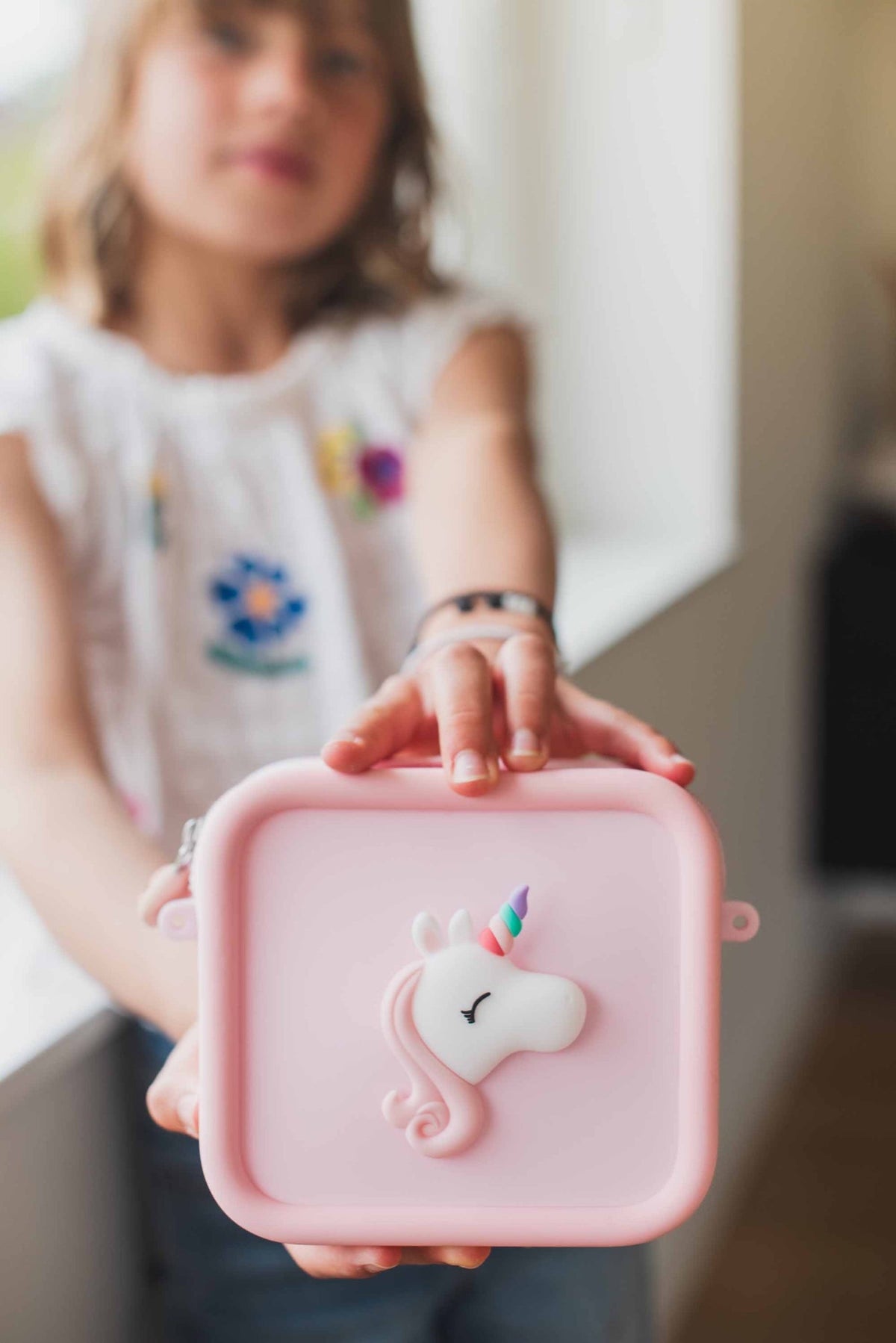 Pochette bandoulière en silicone pour appareil photo enfant — The Zoofamily — Licorne — autre vue 6 | Appart 17 Bruxelles