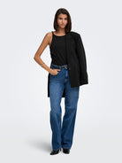 JDYMISTY Top sans manches drapé à encolure asymétrique — JDY — Black — porté 2 | Appart 17 Bruxelles