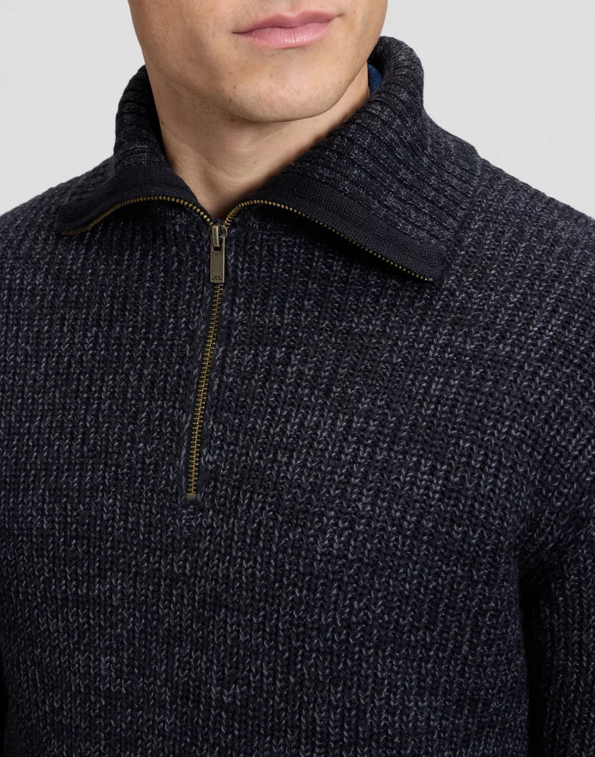MOCK NECK Pull col zippé en maille de laine — Lee — Black Grey Heather — détail de la maille et du zip 5 | Appart 17 Bruxelles