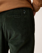 DREUILLE Pantalon en velours côtelé, taille élastique — FAGUO — Vert foncé — gros plan poche arrière 6 | Appart 17 Bruxelles